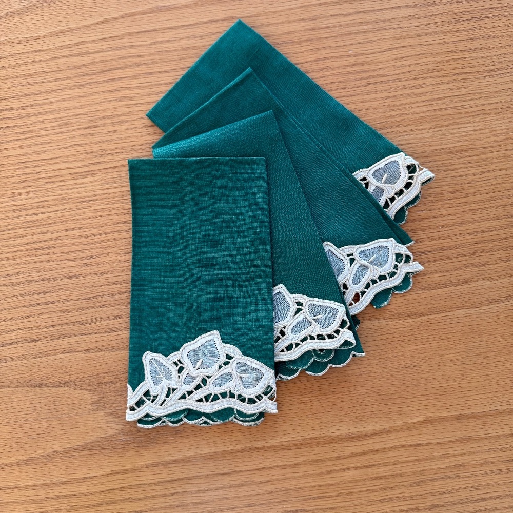 SET OF 4 VINTAGE FINGERTIP TOWELS